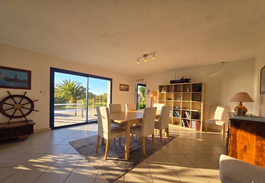 Penmarch, Vaste Maison Traditionnelle (200m²) Avec Piscine & Son beau Jardin de 2470m²