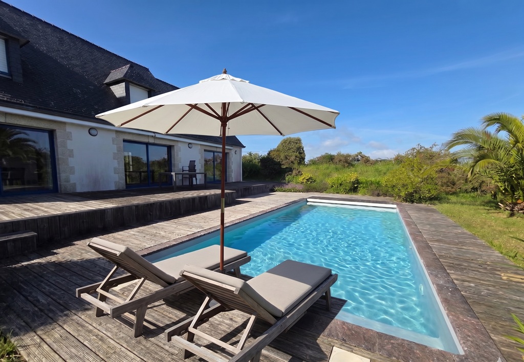 Penmarch, Vaste Maison Traditionnelle (200m²) Avec Piscine & Son beau Jardin de 2470m²