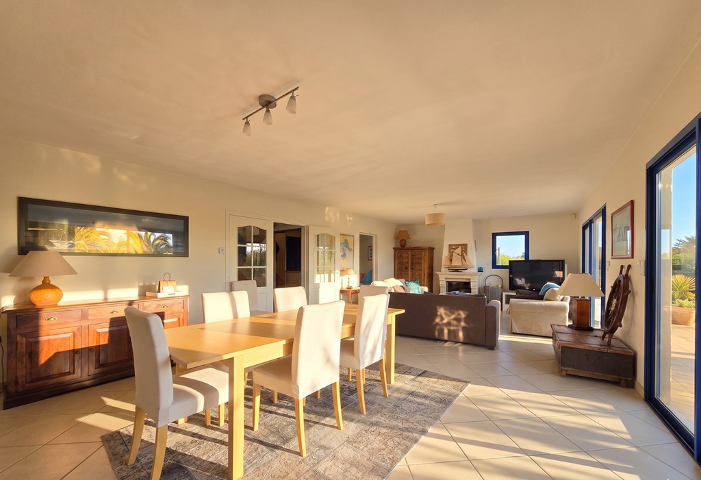Penmarch, Vaste Maison Traditionnelle (200m²) Avec Piscine & Son beau Jardin de 2470m²