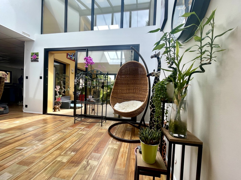 Saint-Armel – Emplacement Stratégique & Volumes XXL Pour Cette Contemporaine de 290 m² Avec Piscine & Ses Deux Appartements Indépendants