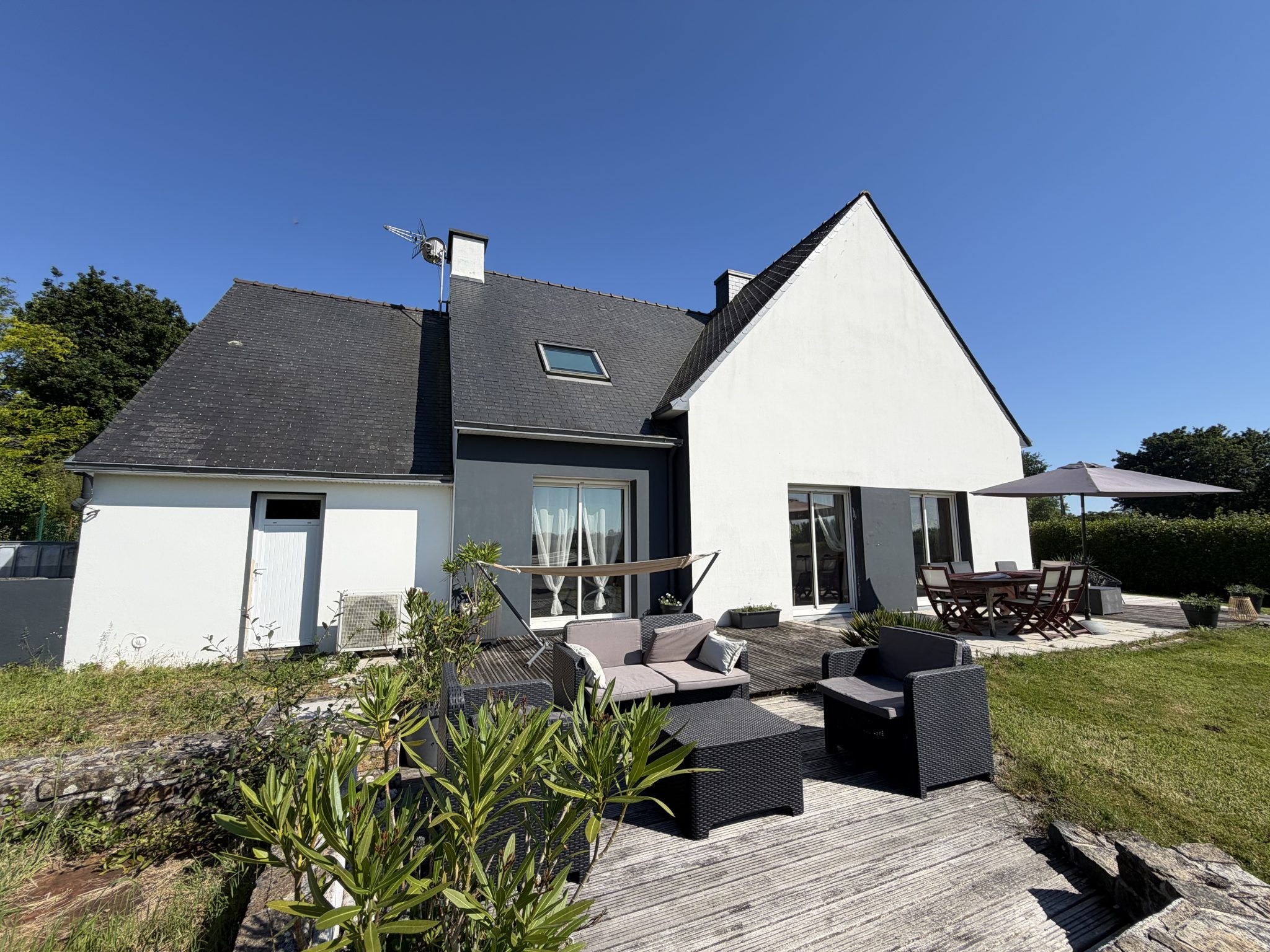 Exclusivité Agence , Quimper ,  La Ville à La Campagne Pour L’Elégante Contemporaine  & Son Vaste Jardin (1400m²)