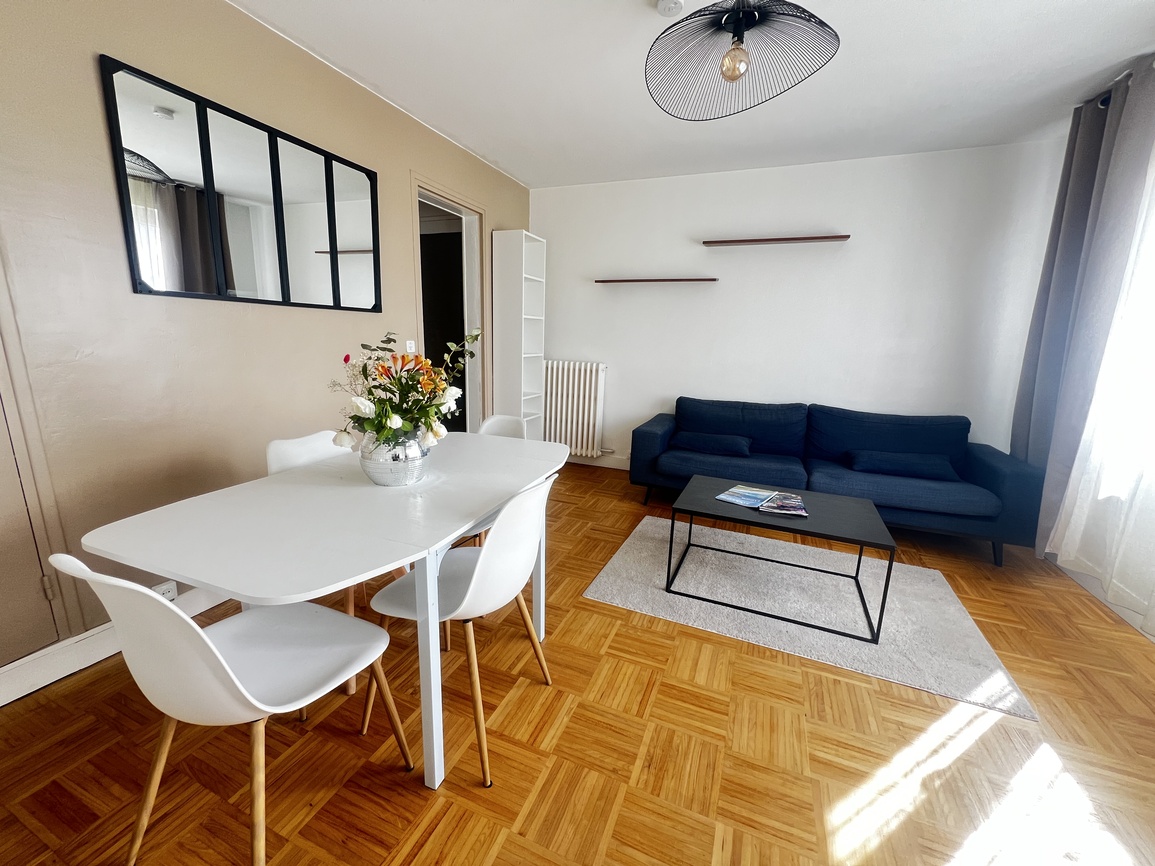 Lorient  – L’Appartement Traversant & Lumineux (57 m²) avec Garage Box, Cave & Parking
