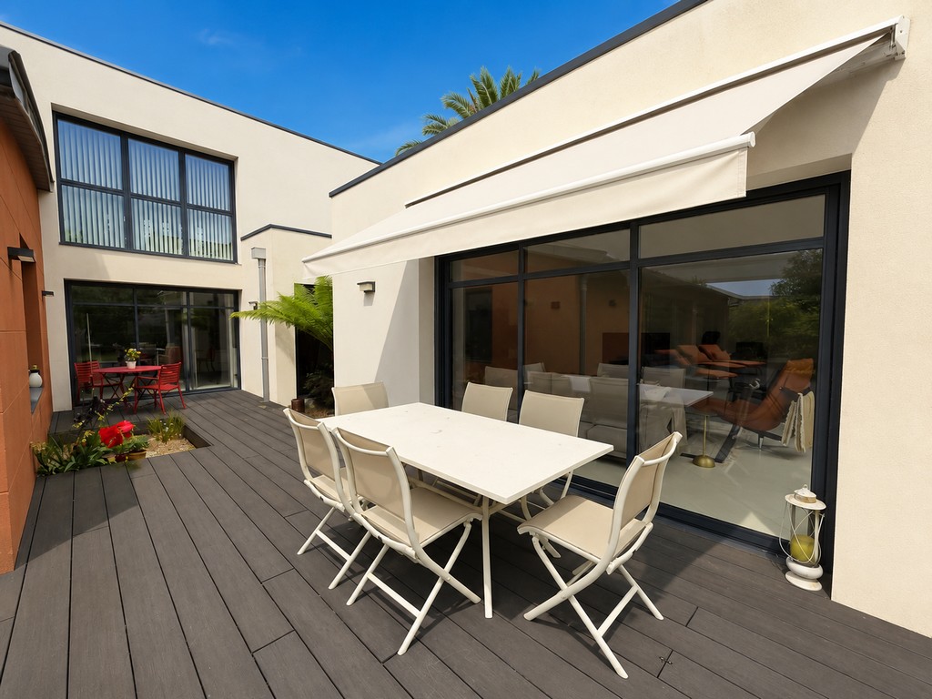 Pont L’Abbé, Centre Ville , L’Unique “Maison D’Architecte Aux Lignes Design” de 320 m², Avec Piscine Intérieure