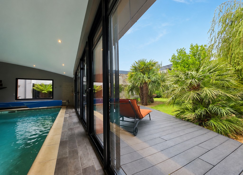 Pont L’Abbé, Centre Ville , L’Unique “Maison D’Architecte Aux Lignes Design” de 320 m², Avec Piscine Intérieure