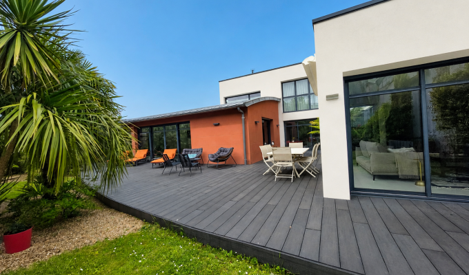 Pont L’Abbé, Centre Ville , L’Unique “Maison D’Architecte Aux Lignes Design” de 320 m², Avec Piscine Intérieure