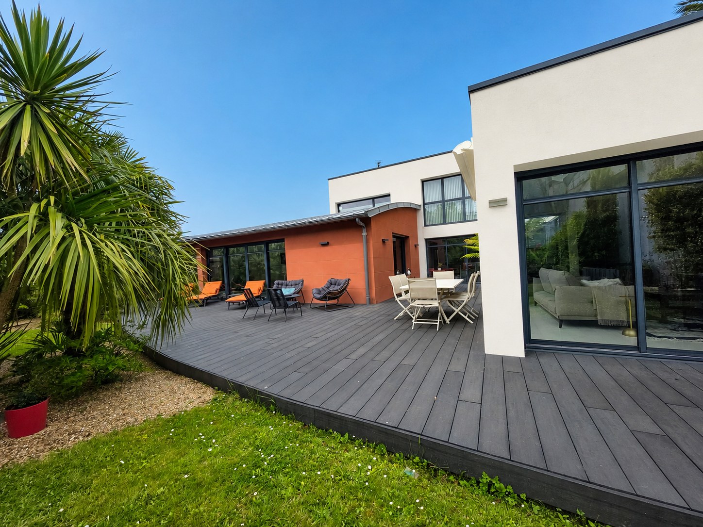 Pont L’Abbé, Centre Ville , L’Unique “Maison D’Architecte Aux Lignes Design” de 320 m², Avec Piscine Intérieure