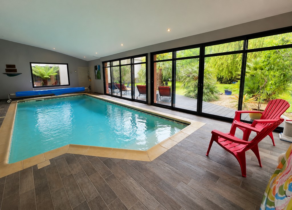 Pont L’Abbé, Centre Ville , L’Unique “Maison D’Architecte Aux Lignes Design” de 320 m², Avec Piscine Intérieure