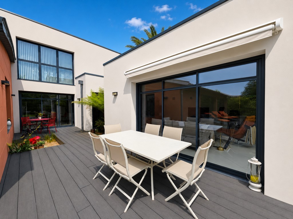Pont L’Abbé, Centre Ville , L’Unique “Maison D’Architecte Aux Lignes Design” de 320 m², Avec Piscine Intérieure