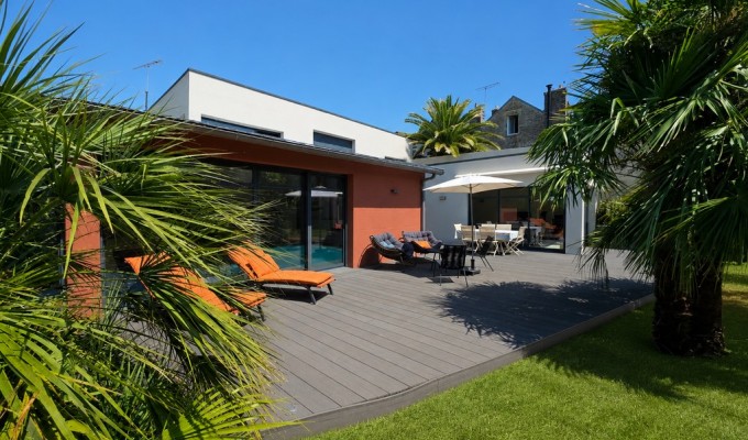 Pont L’Abbé, Centre Ville , L’Unique “Maison D’Architecte Aux Lignes Design” de 320 m², Avec Piscine Intérieure