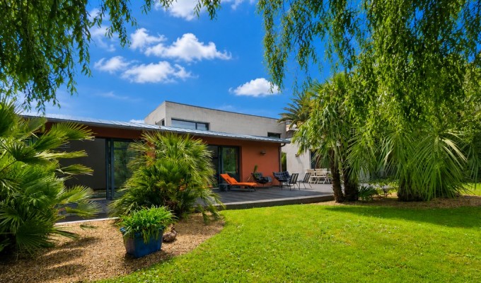 Pont L’Abbé, Centre Ville , L’Unique “Maison D’Architecte Aux Lignes Design” de 320 m², Avec Piscine Intérieure