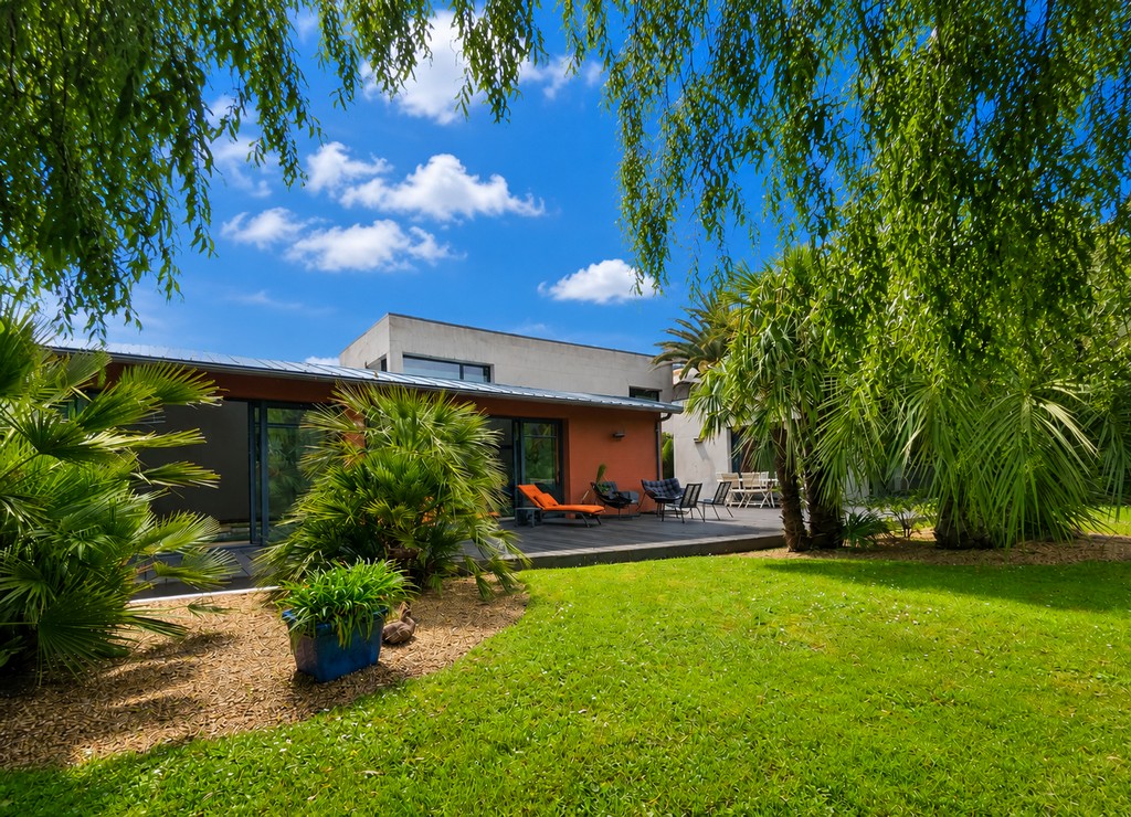 Pont L’Abbé, Centre Ville , L’Unique “Maison D’Architecte Aux Lignes Design” de 320 m², Avec Piscine Intérieure