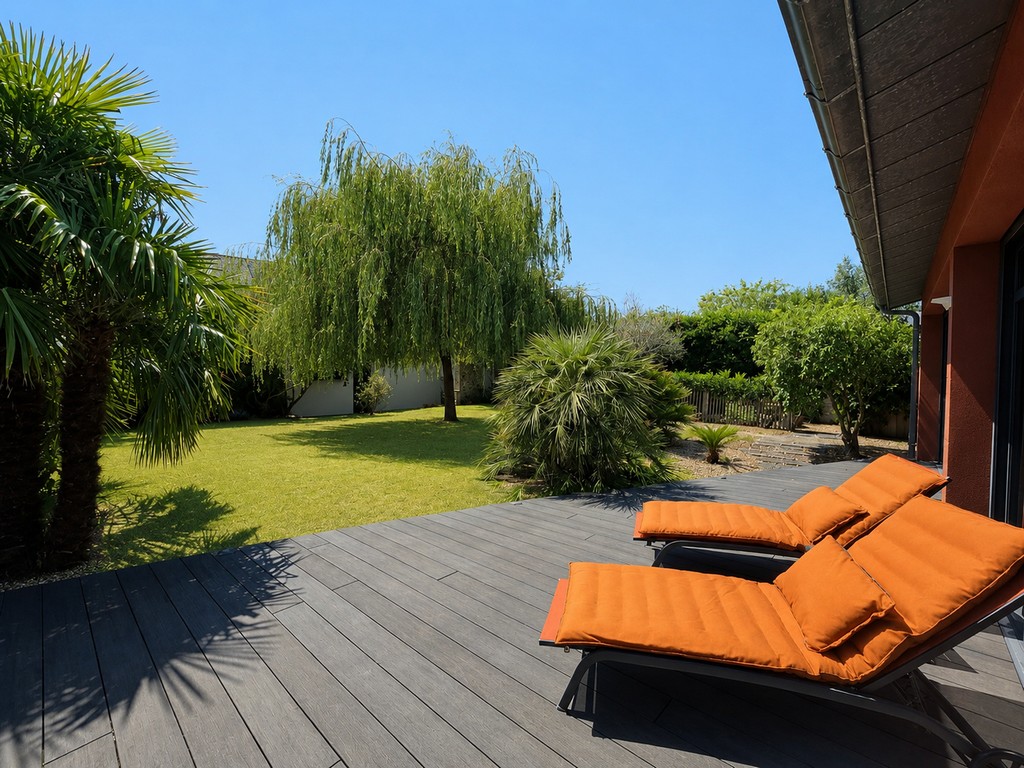 Pont L’Abbé, Centre Ville , L’Unique “Maison D’Architecte Aux Lignes Design” de 320 m², Avec Piscine Intérieure