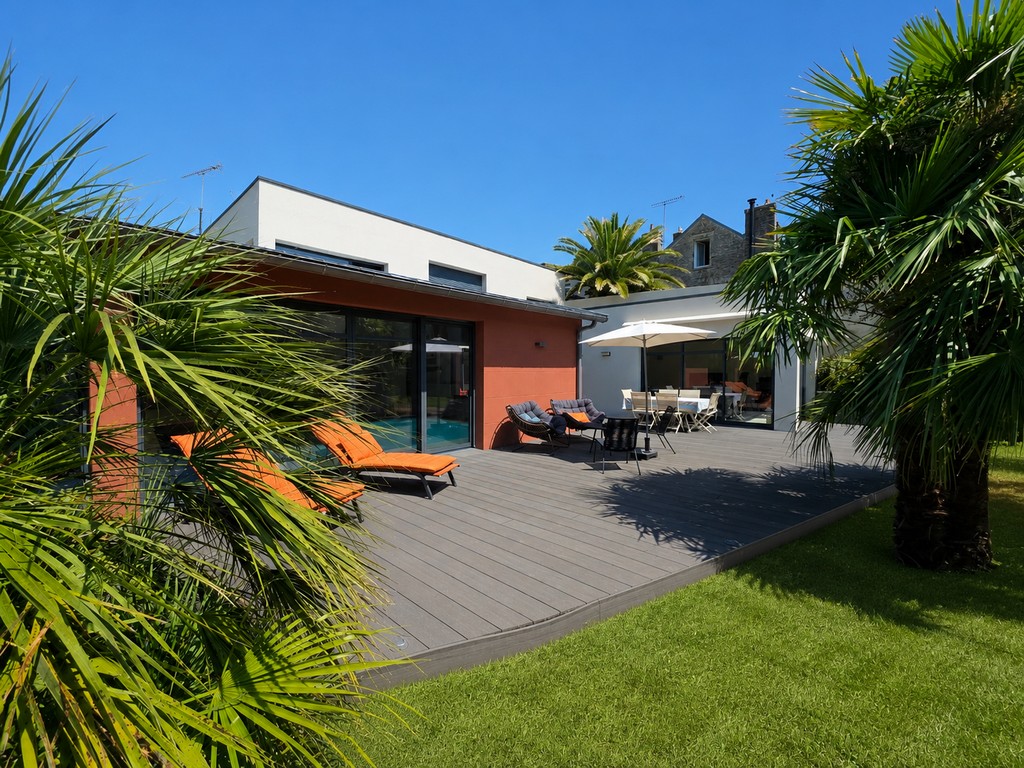 Pont L’Abbé, Centre Ville , L’Unique “Maison D’Architecte Aux Lignes Design” de 320 m², Avec Piscine Intérieure