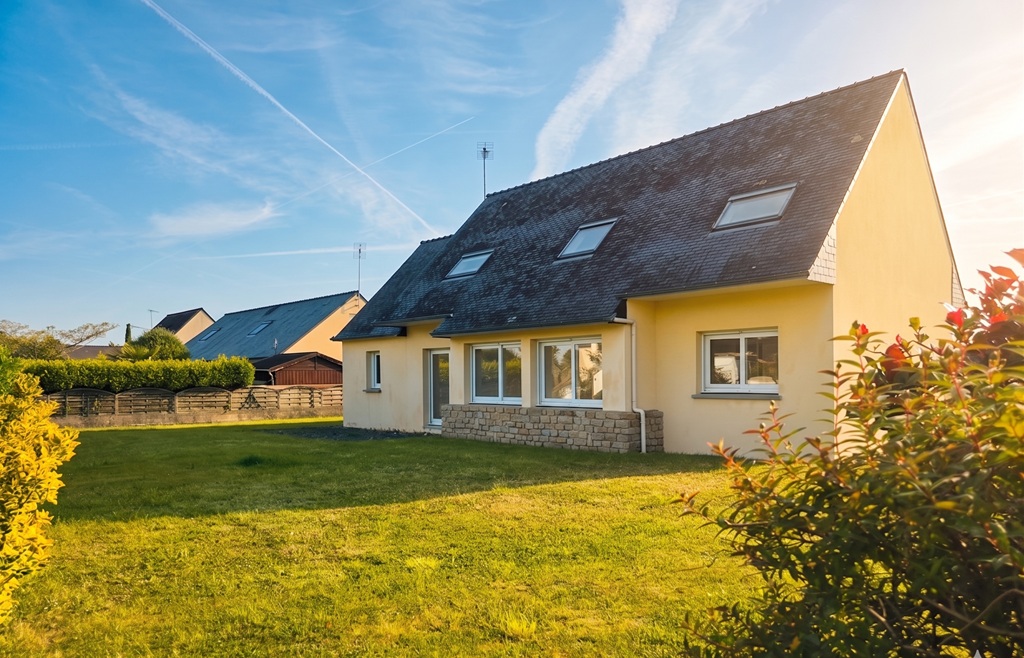 Loctudy, à seulement 5 min de La Plage, Généreuse & Intemporelle Maison Contemporaine Avec Jardin