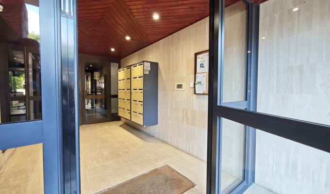 Quimper Proche Centre. Impeccable Appartement T3 (62 m2) dans Résidence Sécurisée avec Parking, Balcons & Ascenseur