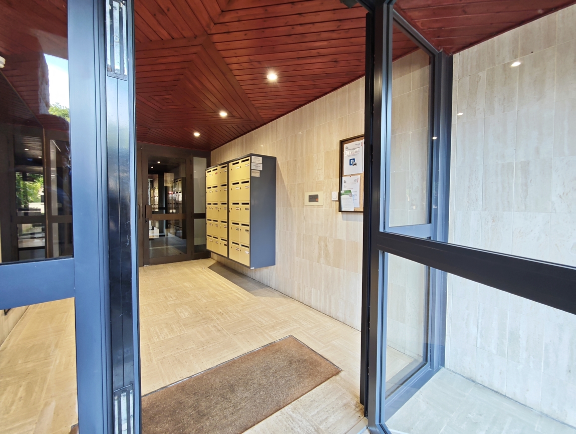 Quimper Proche Centre. Impeccable Appartement T3 (62 m2) dans Résidence Sécurisée avec Parking, Balcons & Ascenseur
