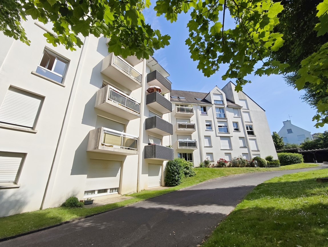 Quimper Proche Centre. Impeccable Appartement T3 (62 m2) dans Résidence Sécurisée avec Parking, Balcons & Ascenseur