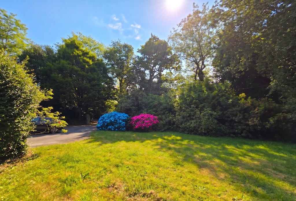 Quimper Sud, Emplacement Exceptionnel pour Cette Propriété avec Son Beau Jardin de 2300 m²