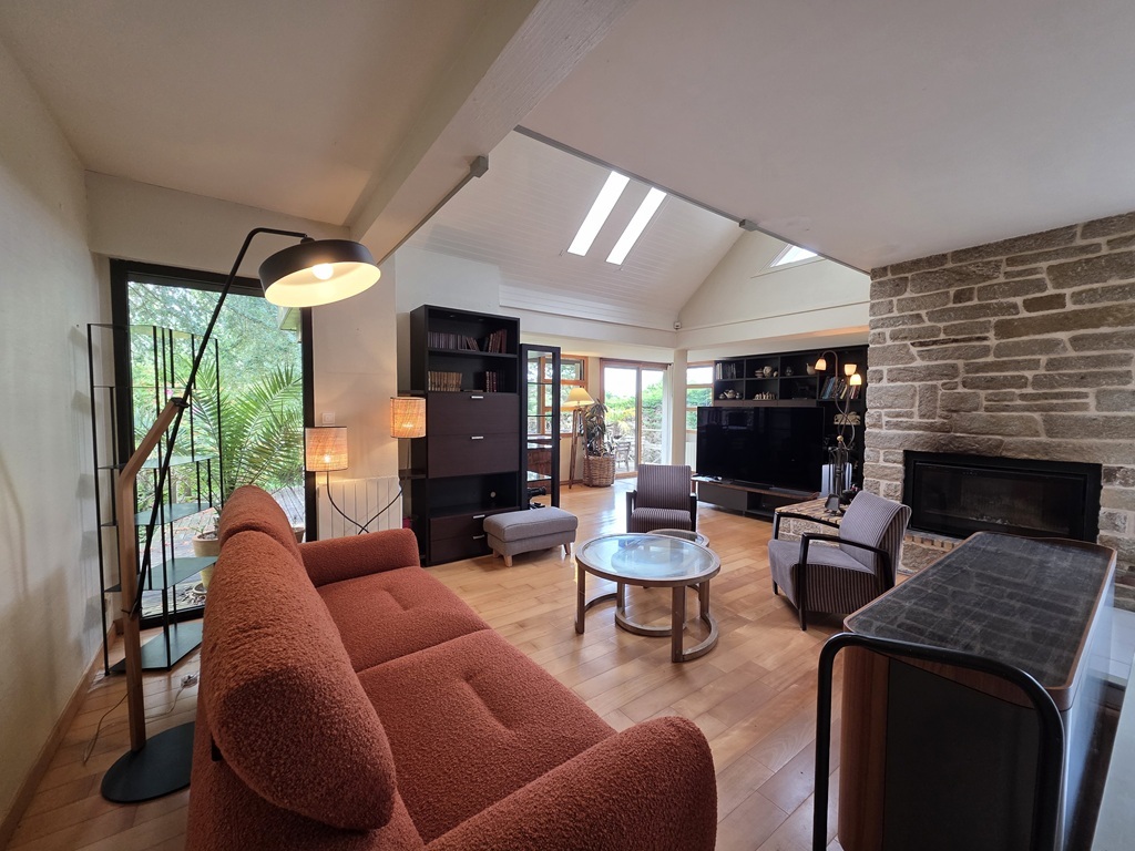Quimper Sud, Emplacement Exceptionnel pour Cette Propriété avec Son Beau Jardin de 2300 m²