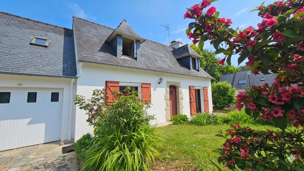 Concarneau, L’intemporelle & Fonctionnelle Néo-bretonne de 100m² A Proximité des Commerces Sur Terrain Clos