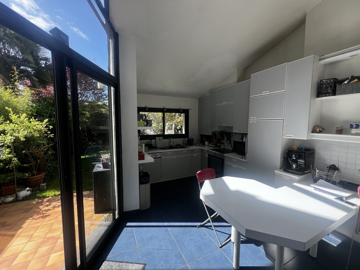Lorient, Quartier Carnel – Le Charme Affirmé d’une Année 30 de 124m2 et son Jardin Cosy