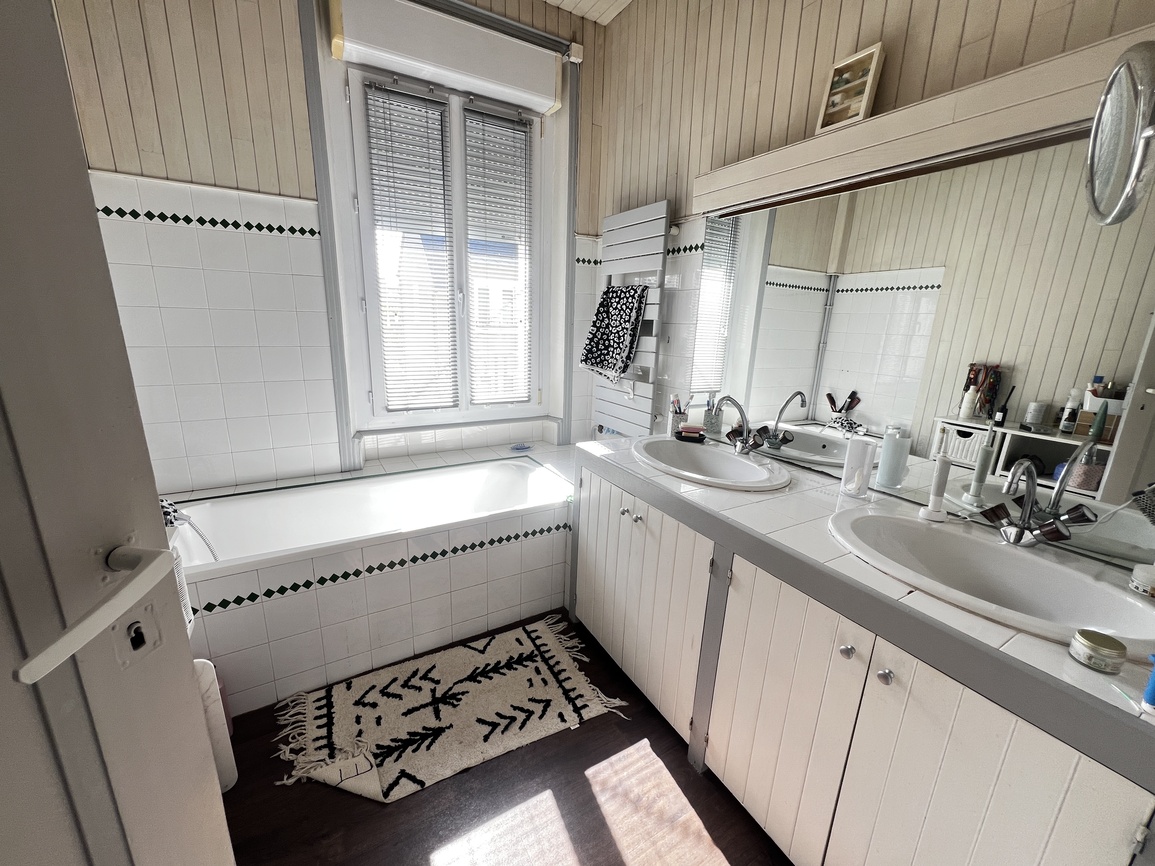 Lorient, Quartier Carnel – Le Charme Affirmé d’une Année 30 de 124m2 et son Jardin Cosy