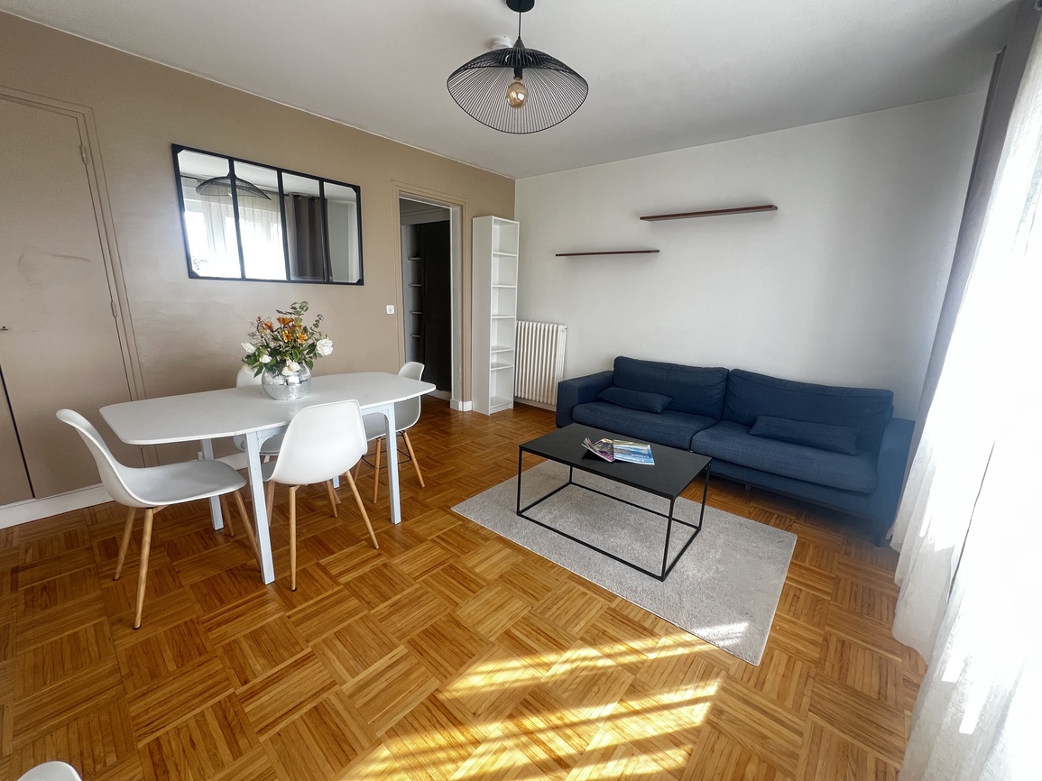 Lorient  – L’Appartement Traversant & Lumineux (57 m²) avec Garage Box, Cave & Parking