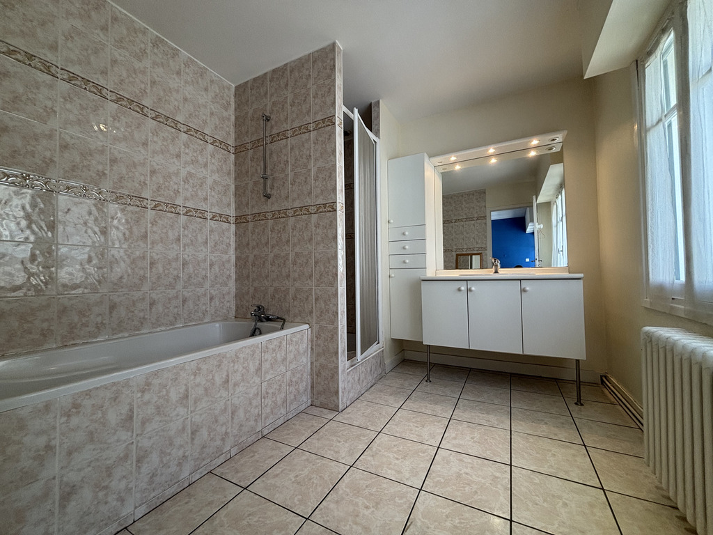 A LOUER. Libre début Juillet 2026. Quimper, Centre-Ville, Appartement T4 de 100 m²