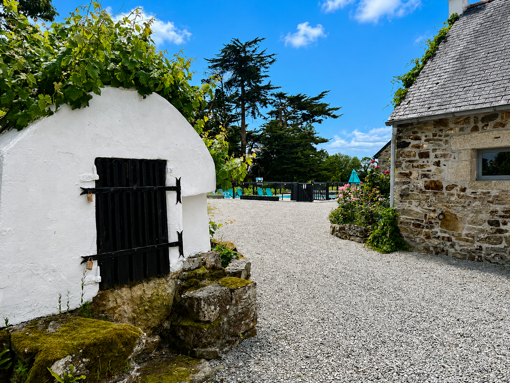 Exclusivité Agence – Presqu’île de Crozon – Entre Terre & Mer, Magnifique Ensemble de Gîtes Sur 15 Hectares de Terrain avec Forêt