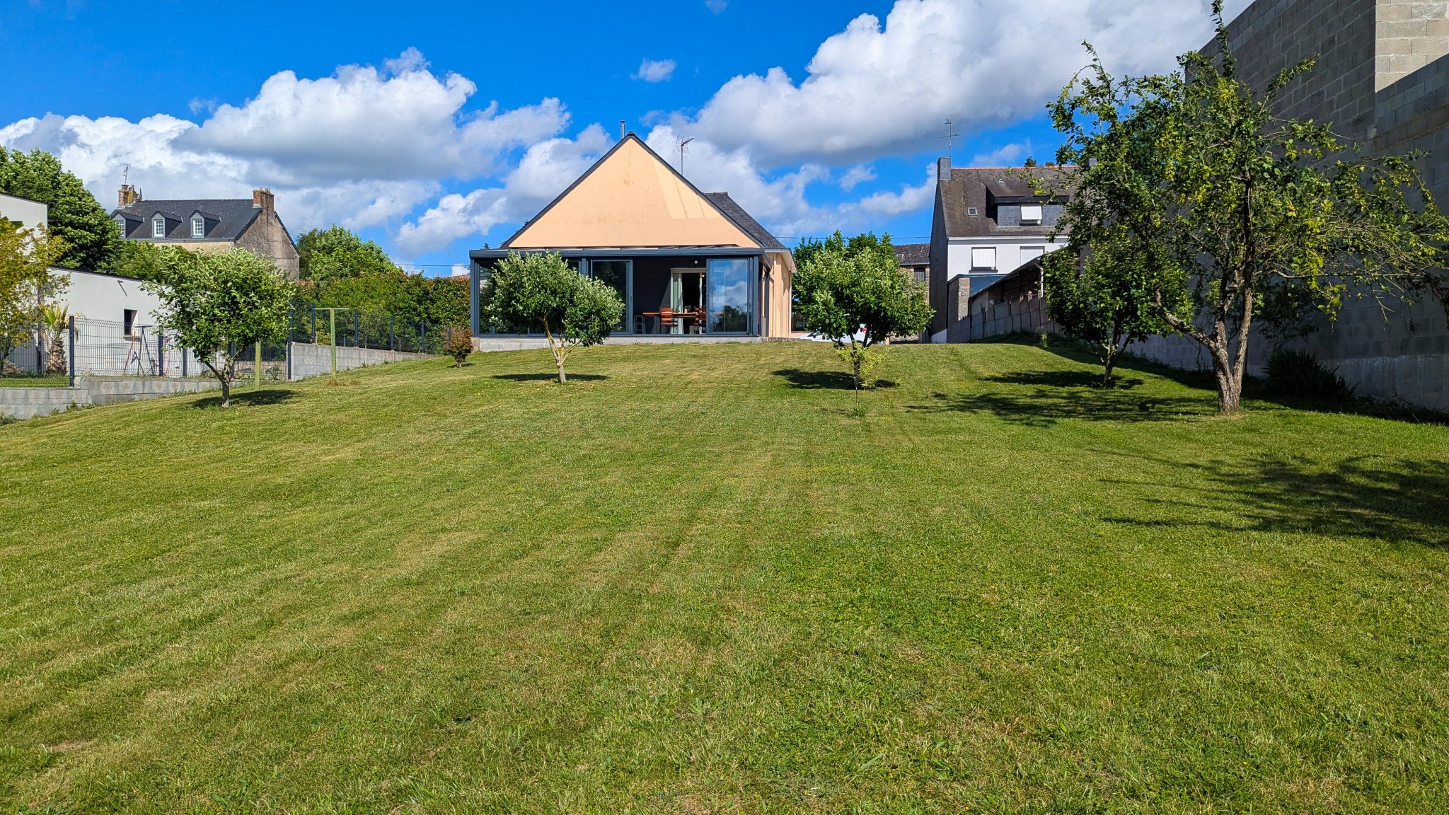Ploërmel Hypercentre – La Maison De Plain-Pied (104 m²) Rare & Évolutive Sur Grand Terrain Arboré