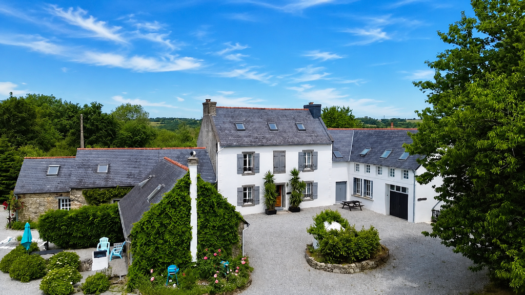 Exclusivité Agence – Presqu’île de Crozon – Entre Terre & Mer, Magnifique Ensemble de Gîtes Sur 15 Hectares de Terrain avec Forêt