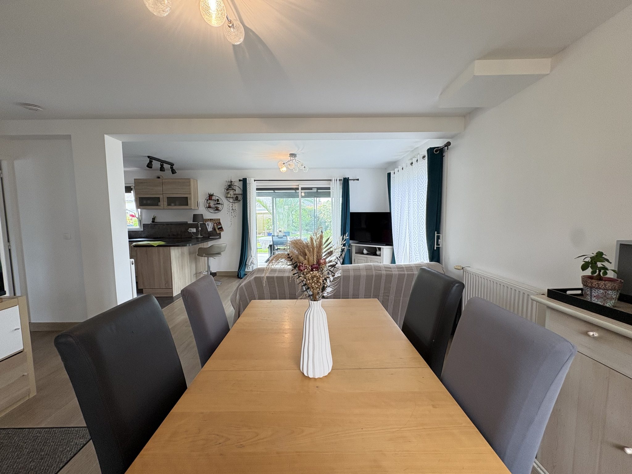 Ergué-Gabéric- Environnement Privilégié & Prestations Soignée Pour Cette Séduisante & Lumineuse Maison récente Sur Son Jardin Paysagé