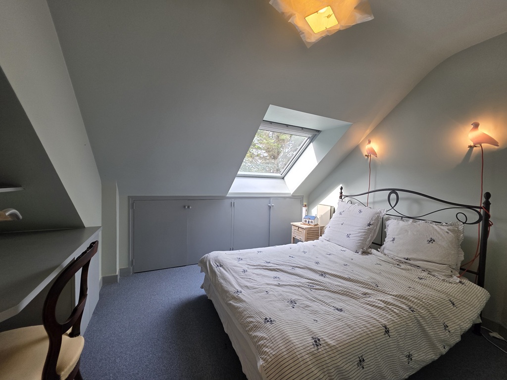Quimper Sud, Emplacement Exceptionnel pour Cette Propriété avec Son Beau Jardin de 2300 m²