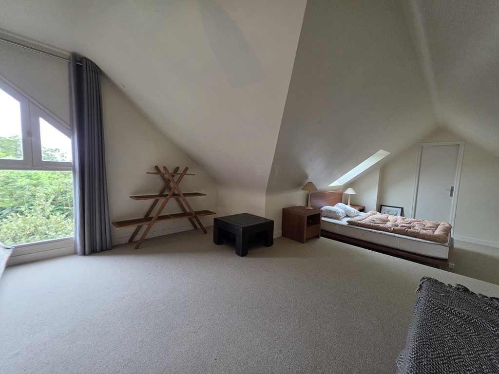 Quimper Sud, Emplacement Exceptionnel pour Cette Propriété avec Son Beau Jardin de 2300 m²