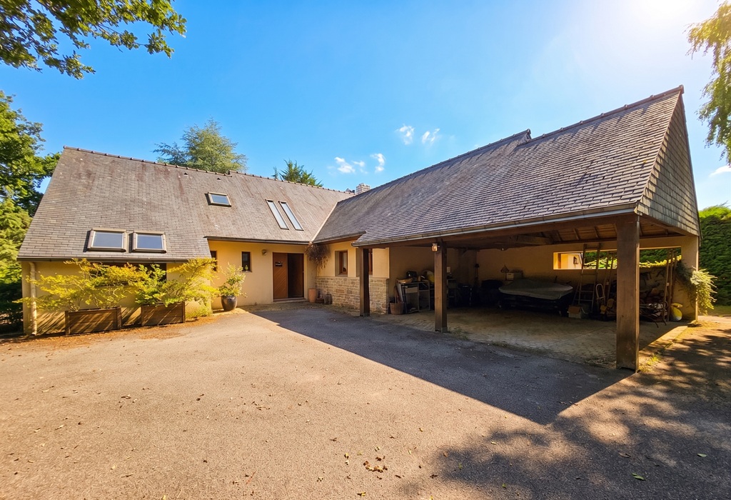 Quimper Sud, Emplacement Exceptionnel pour Cette Propriété avec Son Beau Jardin de 2300 m²