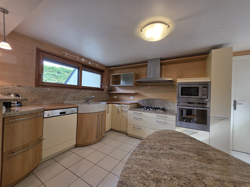 Quimper Sud, Emplacement Exceptionnel pour Cette Propriété avec Son Beau Jardin de 2300 m²