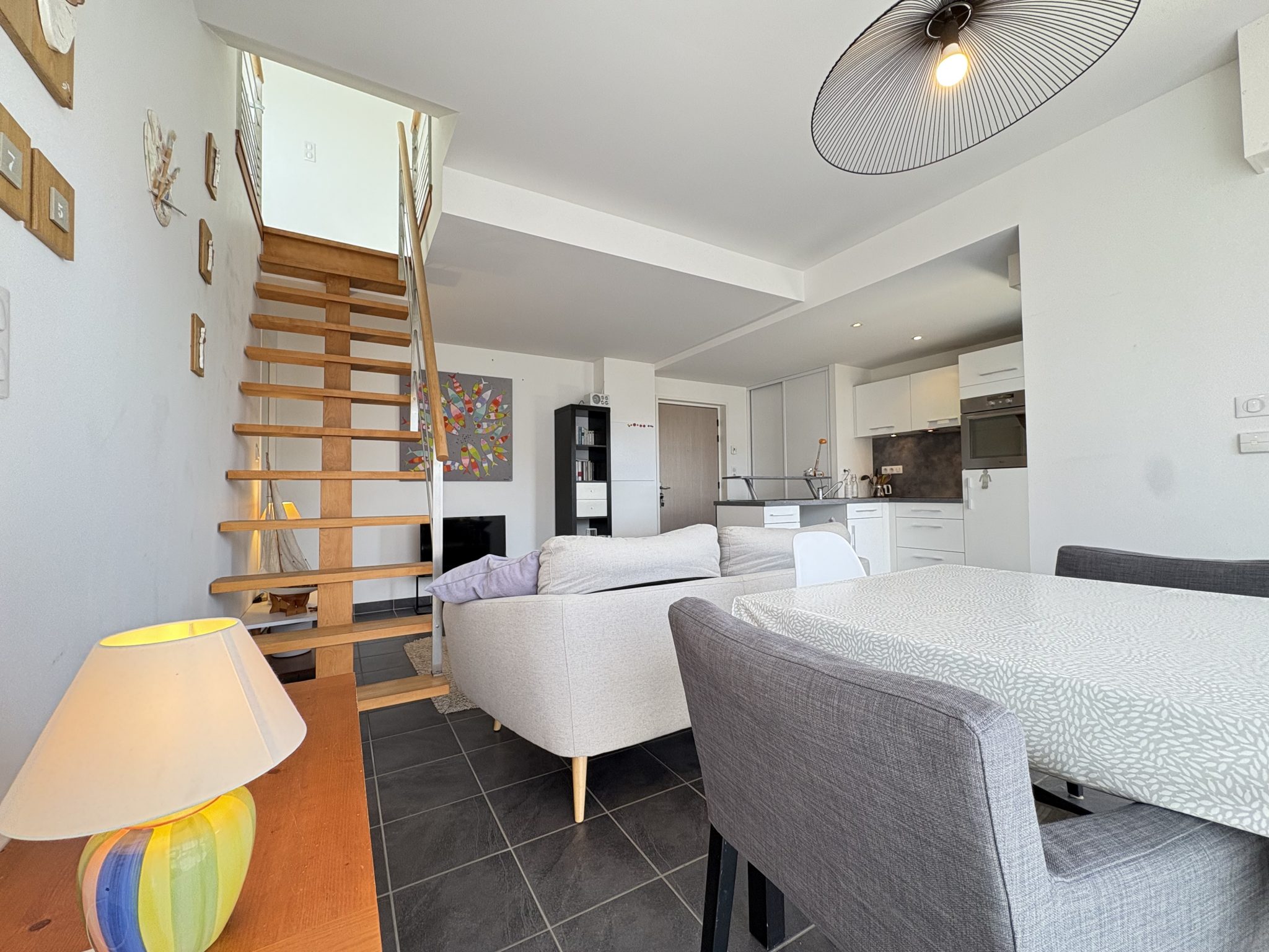 Ambiance chic & contemporaine — À 50 m de la plage, T2 duplex au dernier étage avec ascenseur, terrasse & garage