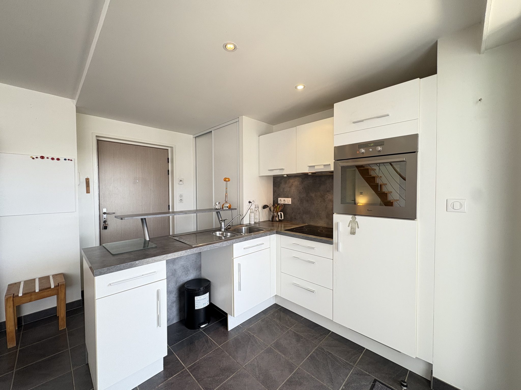 Ambiance chic & contemporaine — À 50 m de la plage, T2 duplex au dernier étage avec ascenseur, terrasse & garage