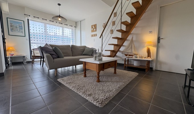 Ambiance chic & contemporaine — À 50 m de la plage, T2 duplex au dernier étage avec ascenseur, terrasse & garage