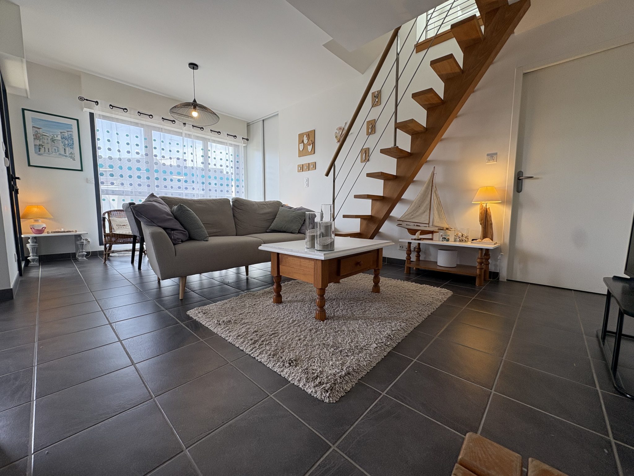 Ambiance chic & contemporaine — À 50 m de la plage, T2 duplex au dernier étage avec ascenseur, terrasse & garage
