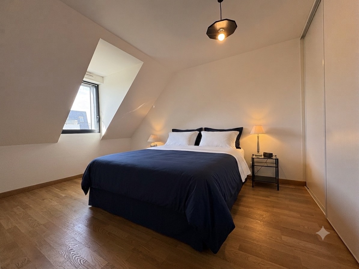 Ambiance chic & contemporaine — À 50 m de la plage, T2 duplex au dernier étage avec ascenseur, terrasse & garage