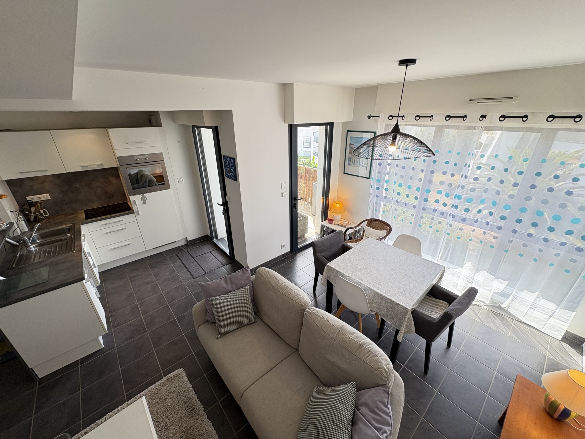 Ambiance chic & contemporaine — À 50 m de la plage, T2 duplex au dernier étage avec ascenseur, terrasse & garage