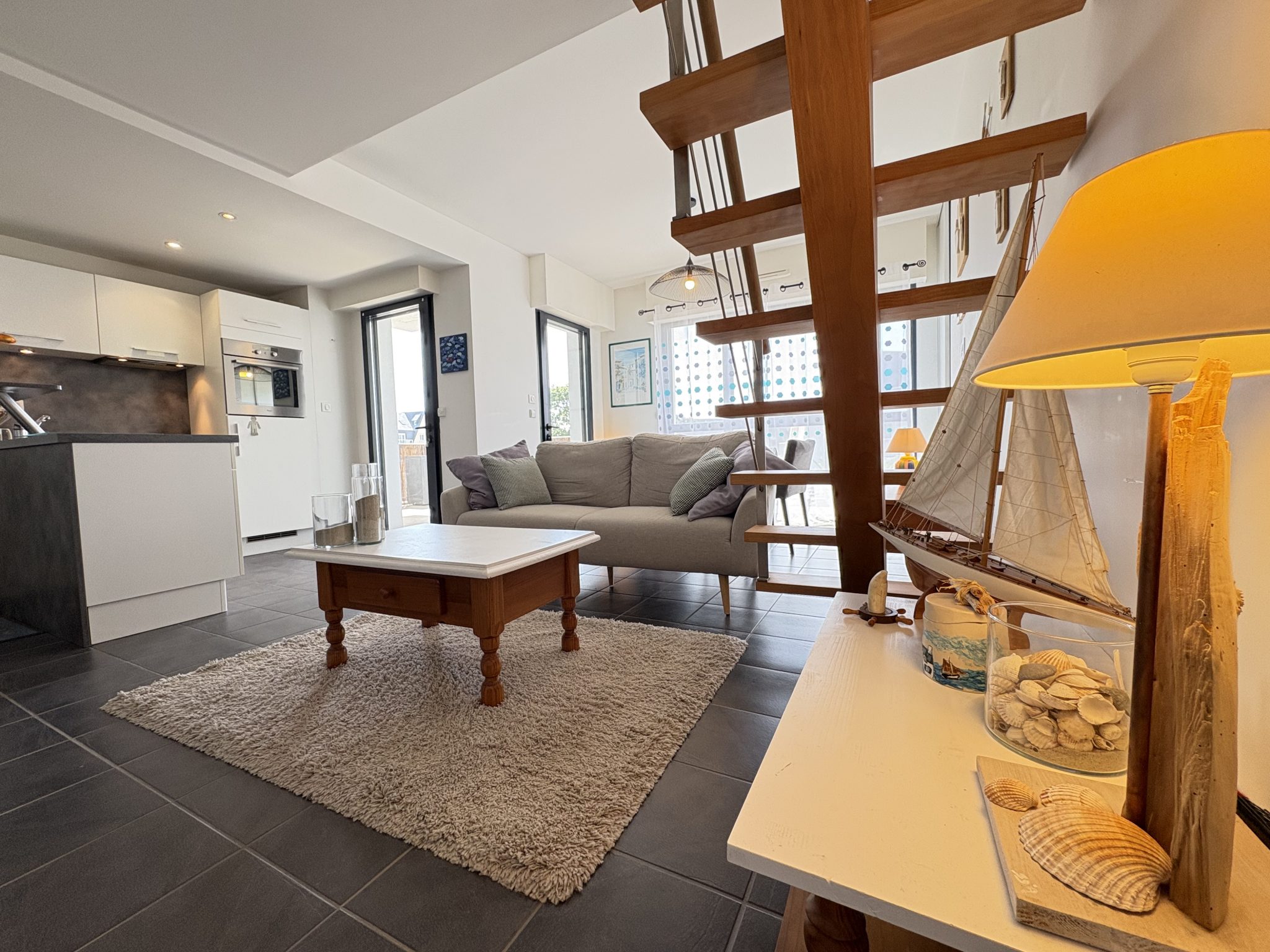 Ambiance chic & contemporaine — À 50 m de la plage, T2 duplex au dernier étage avec ascenseur, terrasse & garage