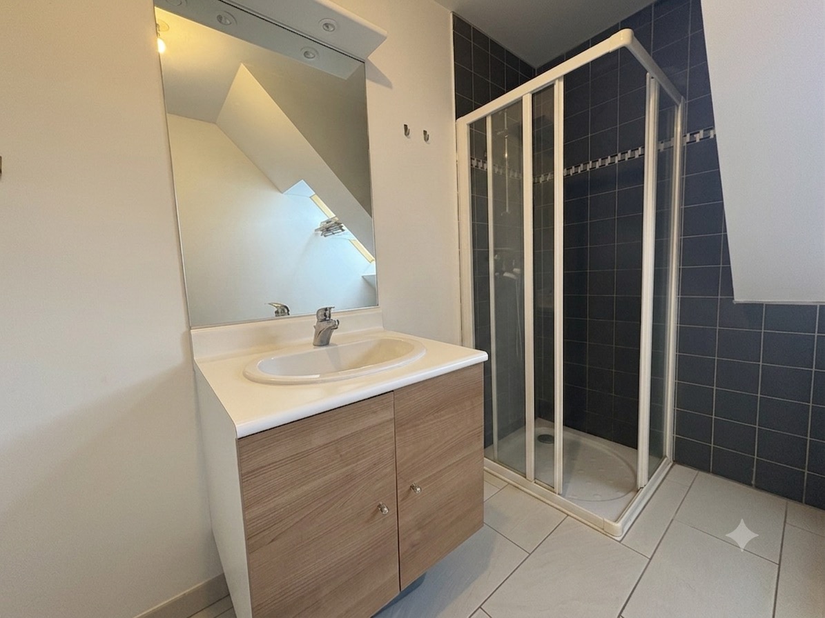 Ambiance chic & contemporaine — À 50 m de la plage, T2 duplex au dernier étage avec ascenseur, terrasse & garage