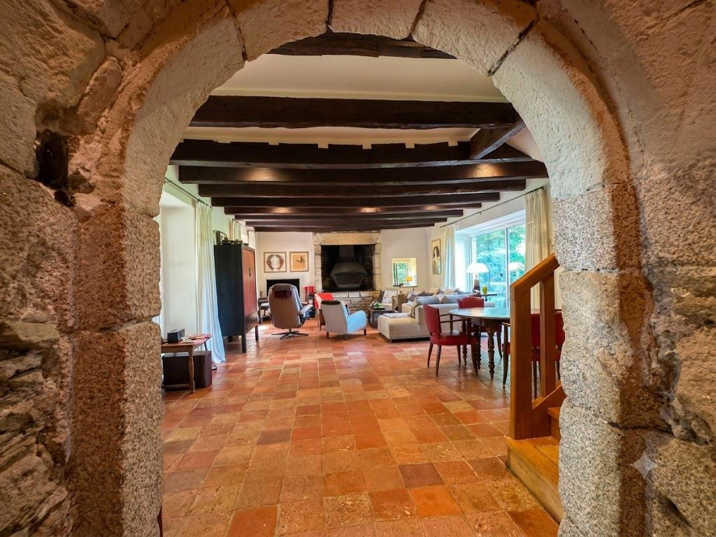 Moëlan-sur-Mer, Authentique Bâtisse  du XIXe siècle ( 221 m²) avec Dépendances ! Proche Commerces et Ecoles !