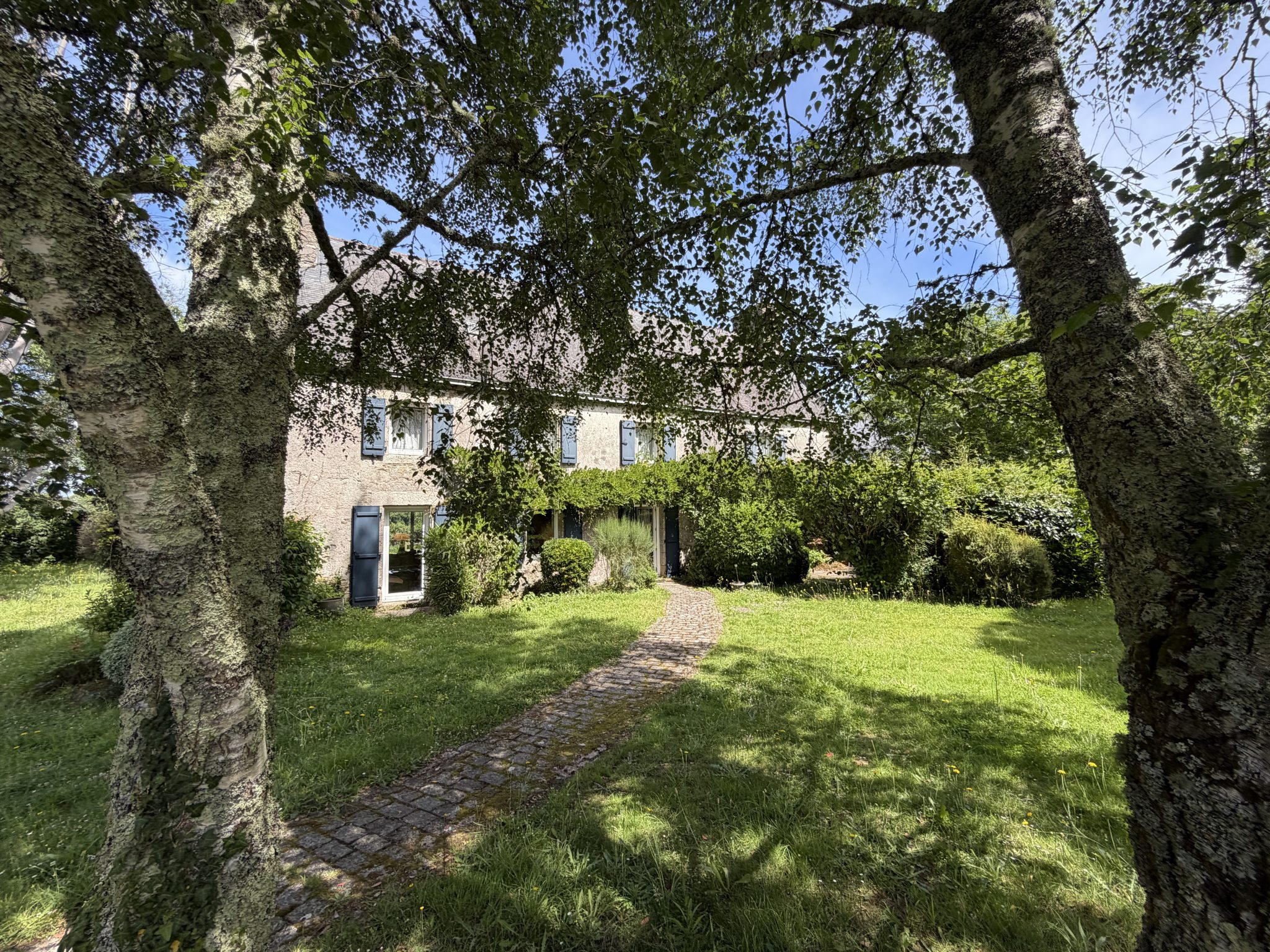 Moëlan-sur-Mer, Authentique Bâtisse  du XIXe siècle ( 221 m²) avec Dépendances ! Proche Commerces et Ecoles !