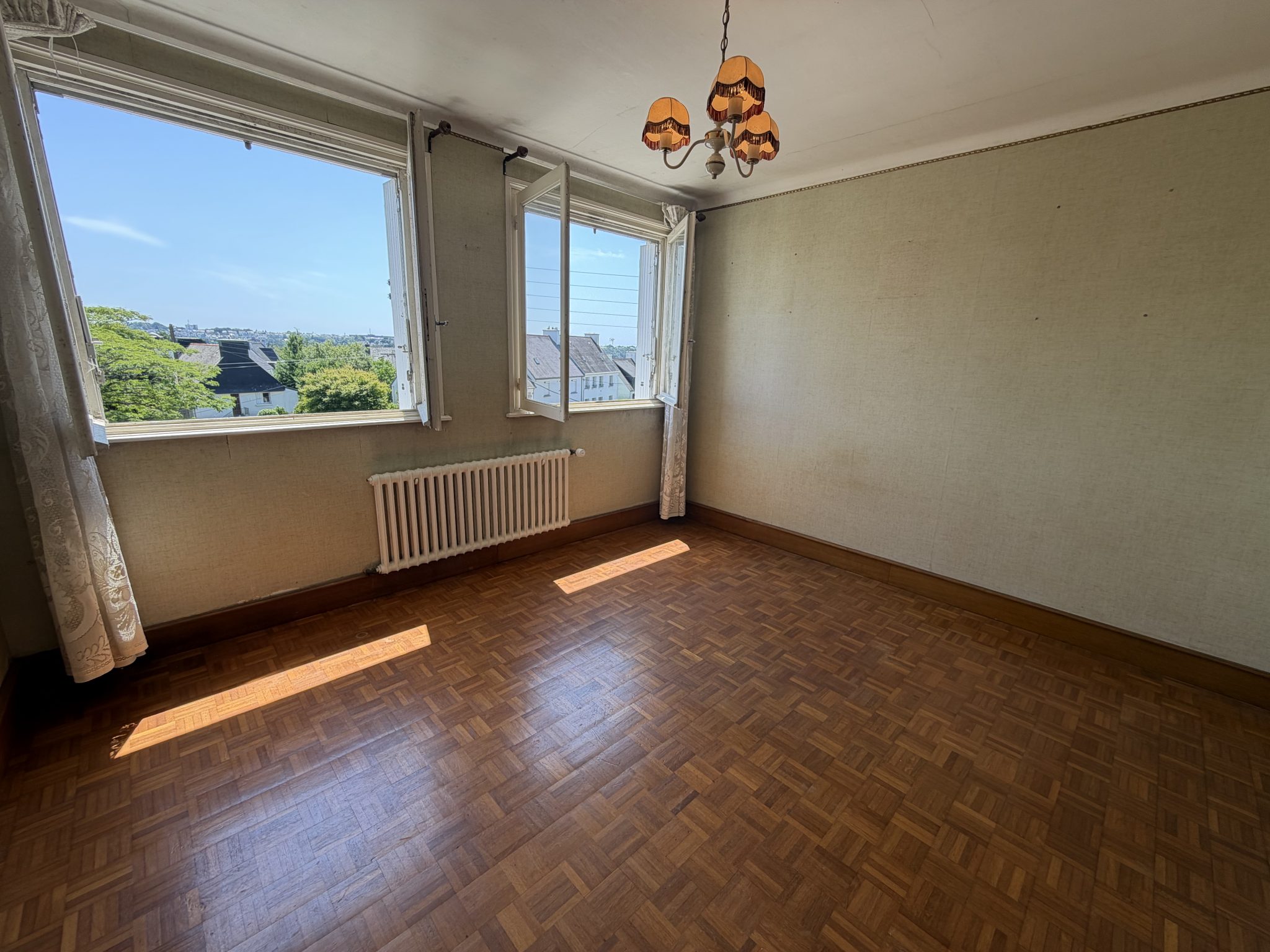 Kerfeunteun, Quartier Prisé Pour Maison Traditionnelle ( 120 m² ) Avec Double Garage & Jardin Clos