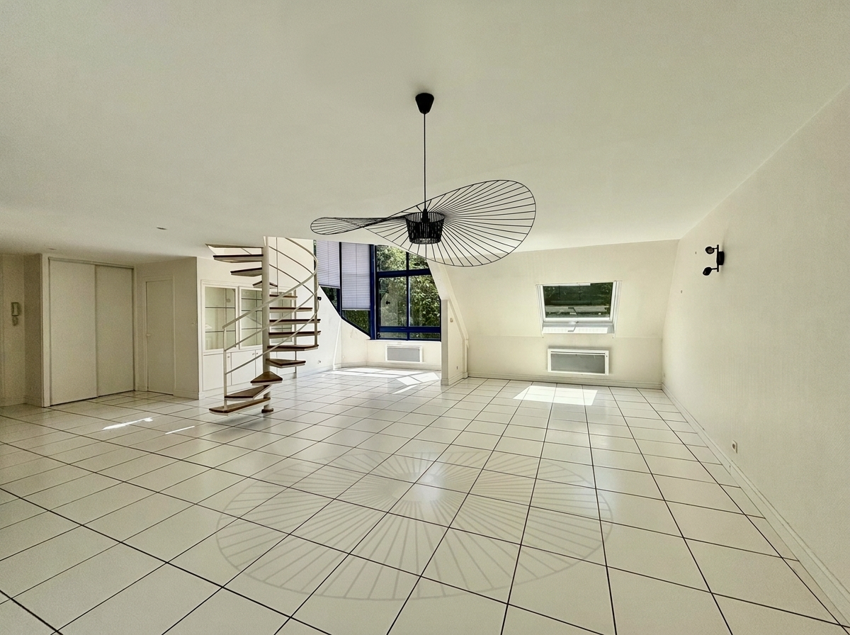 Quimper Centre Vue Cathédrale pour Appartement en duplex (115m2) avec Place de Parking Sécurisée.