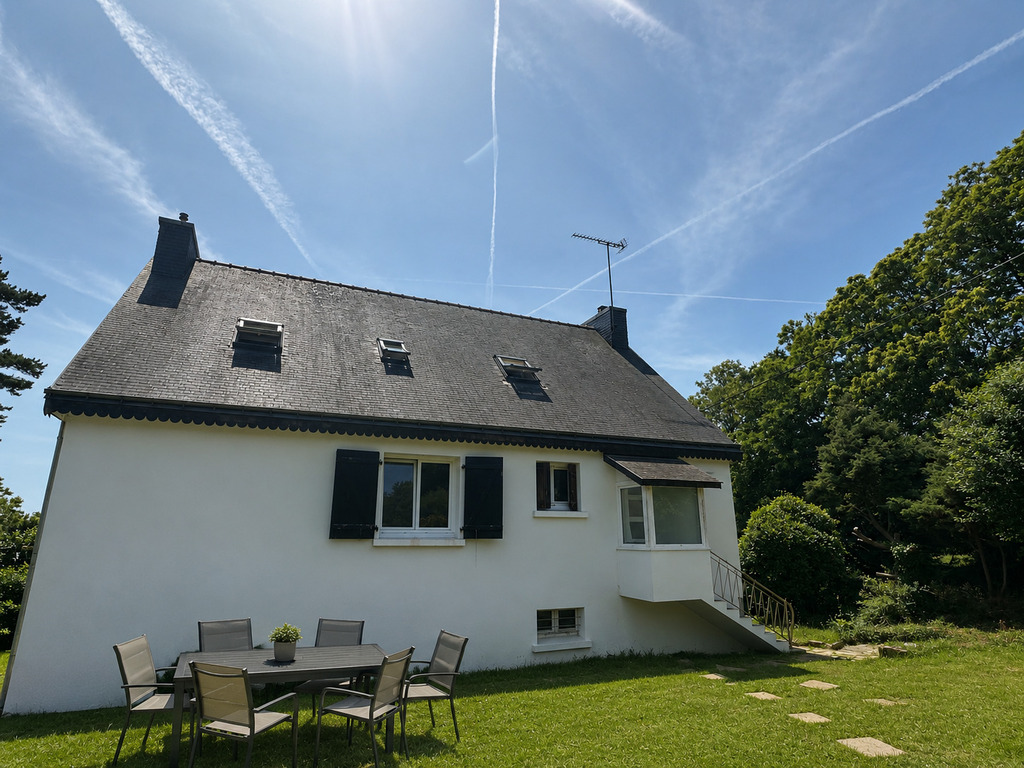 Exclusivité Agence ! Tréméven, Authentique Néo-Bretonne de 126m² habitable avec Jardin !