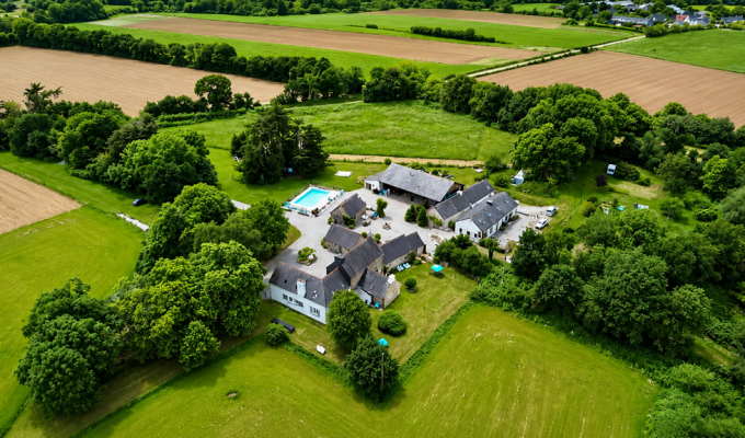 Exclusivité Agence – Presqu’île de Crozon – Entre Terre & Mer, Magnifique Ensemble de Gîtes Sur 15 Hectares de Terrain avec Forêt